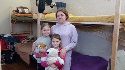 "Готували на вогнищі, збирали сніг, аби мати воду, і молилися". Переселенка з Маріуполя