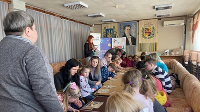 "Спосіб якось дітей відволікти": у Полтаві влаштували майстер-класи для дітей переселенців "Спосіб якось дітей відволікти": у Полтаві влаштували майстер-класи для дітей переселенців