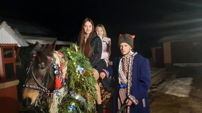 Засівають з конем: у селі на Тернопільщині жителі цілу ніч ходять по оселях Засівають з конем: у селі на Тернопільщині жителі цілу ніч ходять по оселях