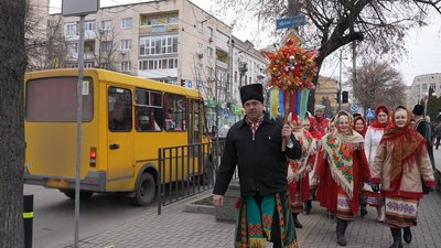"Ми прийшли привітати вас із вечерею святою". У центрі Кропивницького колядували й щедрували "Ми прийшли привітати вас із вечерею святою". У центрі Кропивницького колядували й щедрували