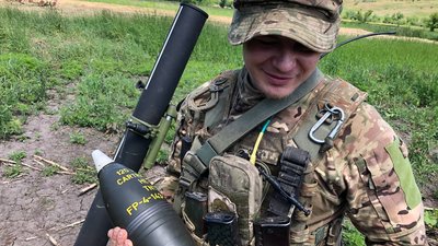 Військовий Олексій із псевдо “Оператор” тримає снаряд