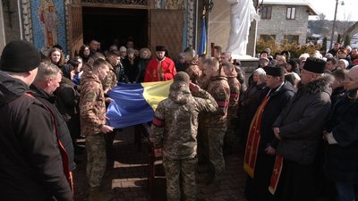 Віддати останню шану прийшли рідні, друзі, колеги та побратими Віддати останню шану прийшли рідні, друзі, колеги та побратими