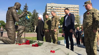 Під звуки сирен тривоги: в Черкасах відзначили День пам'яті та примирення вшануванням захисників України
