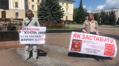 Активісти вийшли у Хмельницькому на Майдан Незалежності, аби звернути увагу на проблеми недотримання Конституції у своїх містах та селищах. Фото: Суспільне. Поділля. Активісти вийшли у Хмельницькому на Майдан Незалежності, аби звернути увагу на проблеми недотримання Конституції у своїх містах та селищах. Фото: Суспільне. Поділля.