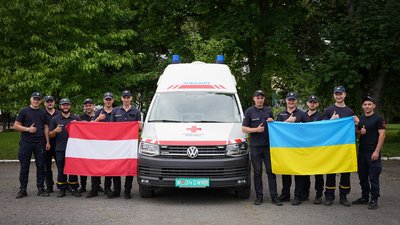 Закарпатським піротехнікам передали автомобіль