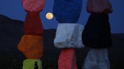 Над Землею піднявся Квітковий Місяць. Як він виглядав з різних куточків світу