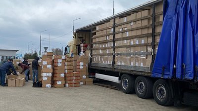 На "Ягодині" затримали партію брендового одягу, який везли під виглядом гуманітарної допомоги На "Ягодині" затримали партію брендового одягу, який везли під виглядом гуманітарної допомоги