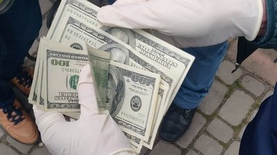 Хабар у тисячу доларів: на корупції спіймали волинського поліцейського