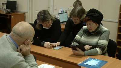 У Запоріжжі пенсіонери навчаються користуватися смартфонами У Запоріжжі пенсіонери навчаються користуватися смартфонами