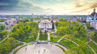У Театральному сквері біля Драмтеатру в Маріуполі окупанти демонтують систему поливу газонів