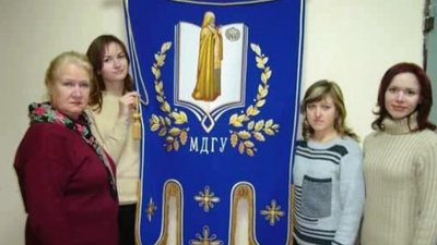 Після обстрілів ЧНУ імені Петра Могили вціліла символіка університету Після обстрілів ЧНУ імені Петра Могили вціліла символіка університету