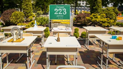 223 порожні парти. На шкільному подвір`ї у Дніпрі провели акцію в пам`ять про загиблих під час війни дітей
