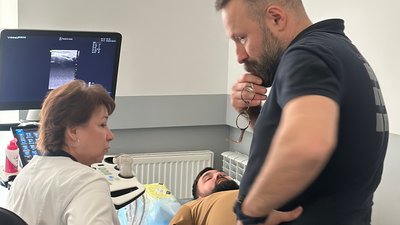 Нейрохірург Олександр Марков в медичному центрі на огляді пацієнта