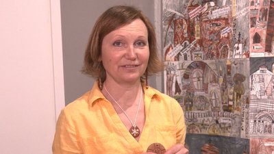 Івано-франківська майстриня разом із дітьми виготовляє обереги з червоної глини для українських військових Івано-франківська майстриня разом із дітьми виготовляє обереги з червоної глини для українських військових