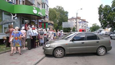 Біля відділень А-Банку рівняни утворили черги. На що розраховують Біля відділень А-Банку рівняни утворили черги. На що розраховують
