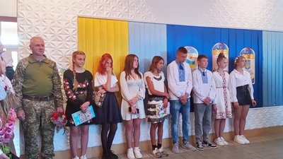 Шкільний вчитель з Волині, який служить у ЗСУ, приїхав 1 вересня до колишніх учнів Шкільний вчитель з Волині, який служить у ЗСУ, приїхав 1 вересня до колишніх учнів