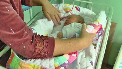 Дівчинка народилась 1 вересня, вагою 4 кілограми 400 грамів. Фото: Суспільне Поділля Дівчинка народилась 1 вересня, вагою 4 кілограми 400 грамів. Фото: Суспільне Поділля