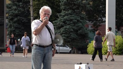 Замість зброї — мегафон: у Черкасах мовознавець віршами "лікує" від суржику Замість зброї — мегафон: у Черкасах мовознавець віршами "лікує" від суржику