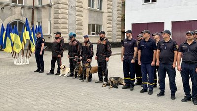 У Франківську погасили благодійну поштову марку із псом Патроном У Франківську погасили благодійну поштову марку із псом Патроном