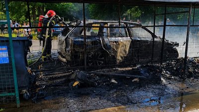 Рятувальник гасить пожежу автомобіля
