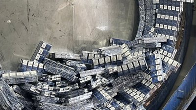 На кордоні на Буковині у цистерні для олії виявили велику партію сигарет На кордоні на Буковині у цистерні для олії виявили велику партію сигарет