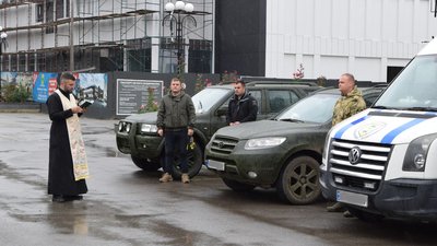 На Тернопільщині громада передала на фронт п'ять автомобілів На Тернопільщині громада передала на фронт п'ять автомобілів