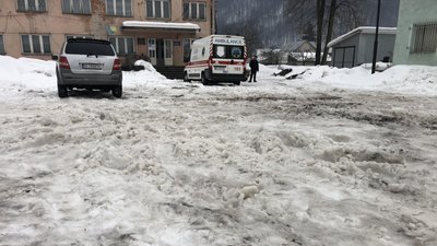 Витягували рятувальники: у селі на Закарпатті "швидка" 2 рази не могла доїхати до хворих через сніг