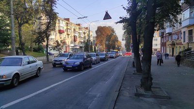 Вулиця Кам'янецька, навпроти зупинки "Філармонія". Фото: Суспільне. Вулиця Кам'янецька, навпроти зупинки "Філармонія". Фото: Суспільне.