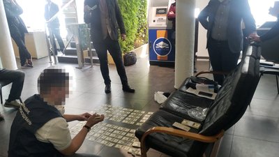 Київського прокурора затримали, коли він вимагав від банку сто тисяч доларів