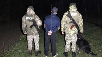 Прямував до Євросоюзу: нелегального мігранта затримали на кордоні з Угорщиною