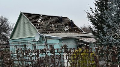 "Не знаю, як ми живі залишилися": у Запоріжжі ліквідовують наслідки російського обстрілу "Не знаю, як ми живі залишилися": у Запоріжжі ліквідовують наслідки російського обстрілу