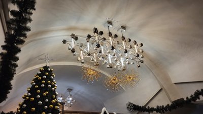 новорічні прикраси в метро