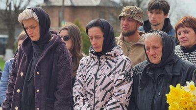 У Бовшеві на Прикарпатті відкрили анотаційну дошку воїну Дмитру Коцюбайлу на позивний Да Вінчі У Бовшеві на Прикарпатті відкрили анотаційну дошку воїну Дмитру Коцюбайлу на позивний Да Вінчі