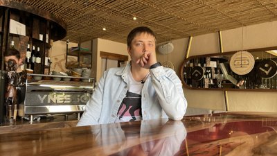 "Ніхто тут не чекає жодного російського громадянина": власник кав'ярні патрулює вулиці Одеси. ВІДЕО