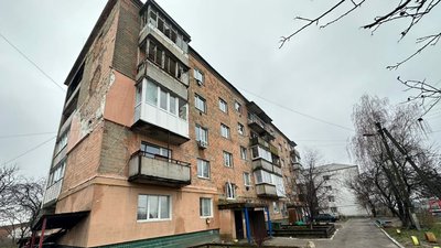 У Макарові відбудовують багатоповерхівку, пошкоджену під час повномасштабного вторгнення