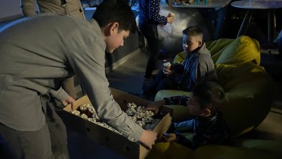 У Вінниці організували безкоштовні вечори кіно та мультиків для переселенців під смаколики У Вінниці організували безкоштовні вечори кіно та мультиків для переселенців під смаколики