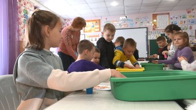 Допомагають долати стрес: у Черкасах дітям-переселенцям подарували собак-обіймак Допомагають долати стрес: у Черкасах дітям-переселенцям подарували собак-обіймак