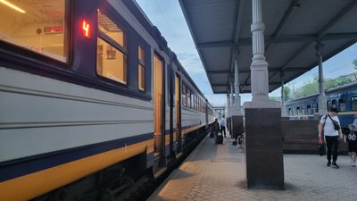 Приміський поїзд сполученням Харків — Савинці