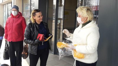 У Кропивницькому біля магазину покупцям роздавали одноразові медичні маски