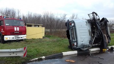 На Рівненщині перекинувся автомобіль, є травмовані На Рівненщині перекинувся автомобіль, є травмовані