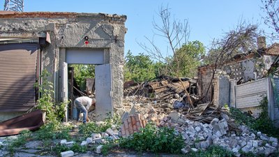 Наслідки обстрілу Київського району Харкова: фото з місця події Наслідки обстрілу Київського району Харкова: фото з місця події