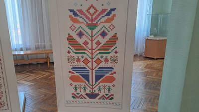 Історії про сексуальне насильство, скоєне російськими військами. У Кропивницькому презентували виставку "Вишиті болем" Історії про сексуальне насильство, скоєне російськими військами. У Кропивницькому презентували виставку "Вишиті болем"