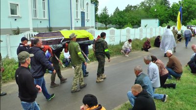 Загинув під час виконання бойового завдання: у селі на Миколаївщині попрощалися із загиблим військовим Загинув під час виконання бойового завдання: у селі на Миколаївщині попрощалися із загиблим військовим