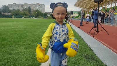 Збирали гроші для ЗСУ і тренувалися просто неба – у Житомирі побував український боксер Денис Берінчик Збирали гроші для ЗСУ і тренувалися просто неба – у Житомирі побував український боксер Денис Берінчик