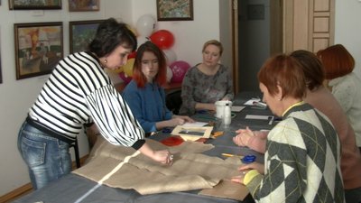 Черкащанки виготовляли картини в техніці декупаж