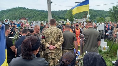 "Він вирішив, що повинен піти за Україну". На Франківщині попрощалися з бійцем "десятки" Ігорем Дячуком