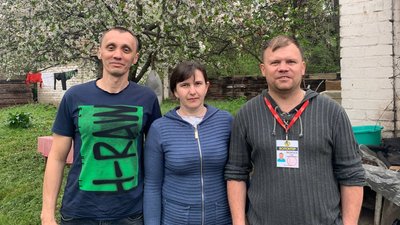 Волонтери з Луганщини, які евакуювалися до Кривого Рогу, вивозять людей з «гарячих» точок