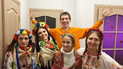 Луцькі щедрувальники дарують господарям домашні солодощі Луцькі щедрувальники дарують господарям домашні солодощі