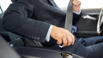 Паски безпеки, номерні знаки, світловідбивальні елементи – чого торкнулись зміни у ПДР