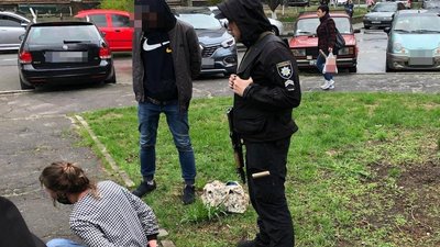 На Рівненщині затримали жінку за побиття поліцейської пляшкою з-під пива На Рівненщині затримали жінку за побиття поліцейської пляшкою з-під пива
